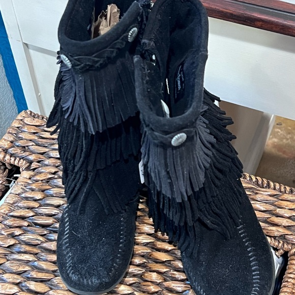 Minnetonka Kids Tall Zip 3-Layer Fringe Boots Size 2 EUC - Picture 2 of 3